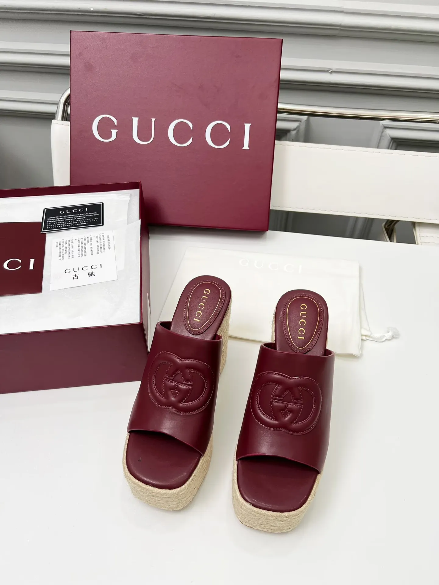 👟👟Ex-factory price 460👟👟 Gucci’s new slippers, fashionable, high-end and full of personality✅ Very stable, comfortable and durable for daily use, convenient and unique for daily matching, a must-have classic for summer, the upper is made of GUCCI brand stitching Fabric: cowhide Lining/feet: sheepskin Platform height: 11cm Color: black, white, brown, burgundy, pink Code number: 35-42 (41 and 42 need to be customized) Packaging: Comes with cloth bag and card.